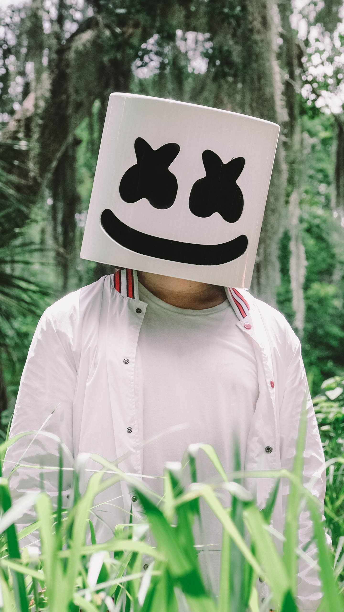 Silence, Les Gens Dans la Nature, Adaptation, Costume, Sourire. Wallpaper in 1440x2560 Resolution