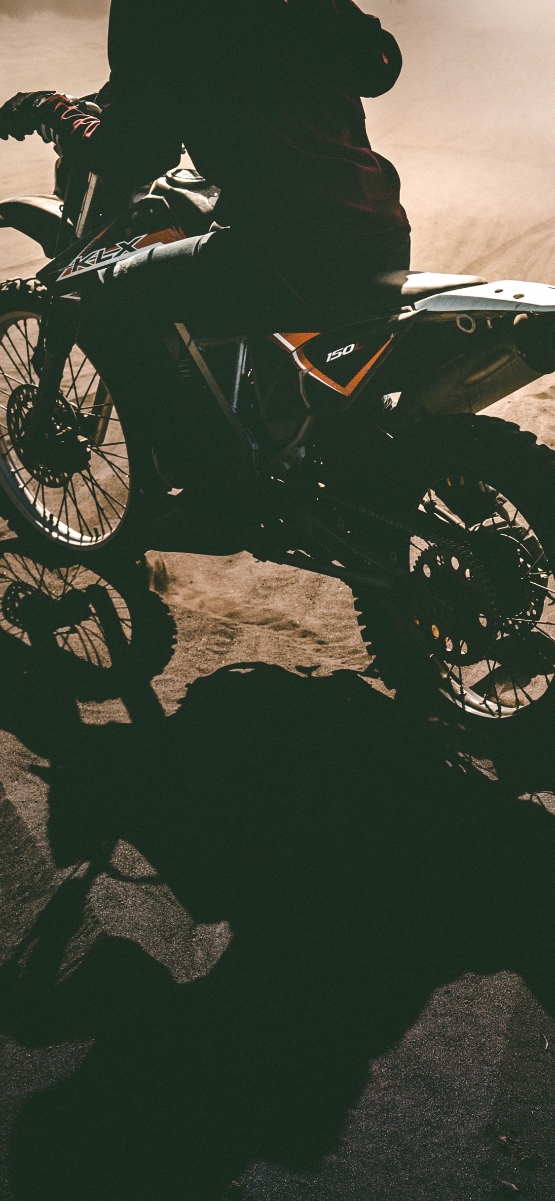 Foto en Escala de Grises Del Hombre en Motocicleta en el Desierto. Wallpaper in 1125x2436 Resolution