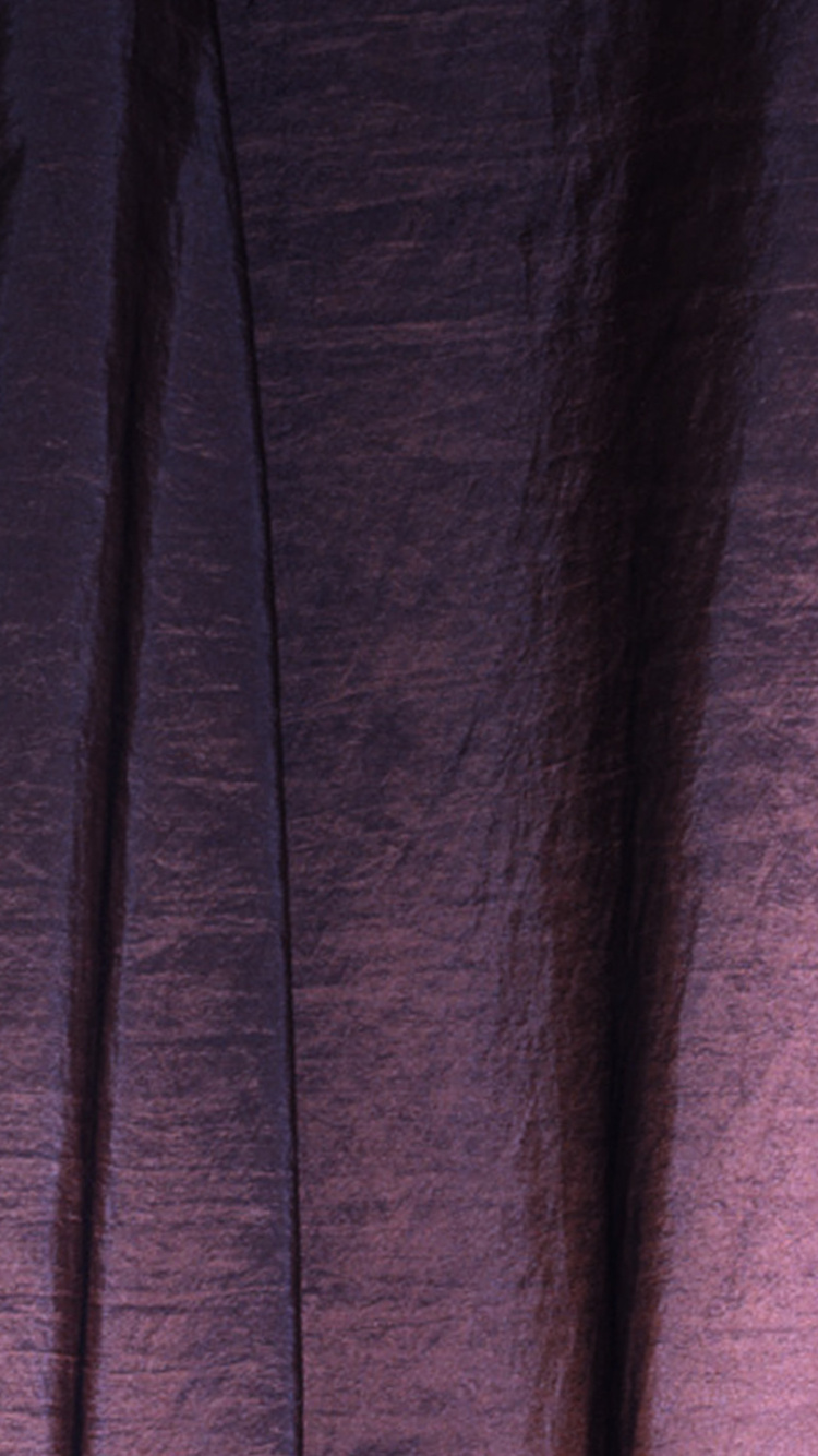Textile Violet Près du Textile Noir. Wallpaper in 750x1334 Resolution