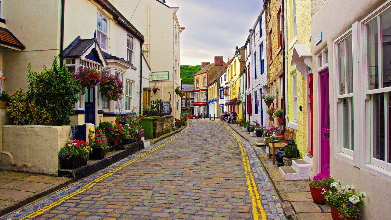 Camino de Hormigón Gris Entre Casas Durante el Día. Wallpaper in 1280x720 Resolution