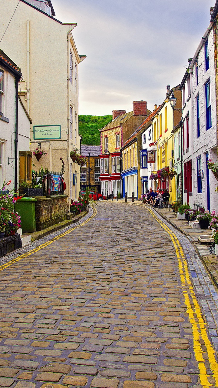 Camino de Hormigón Gris Entre Casas Durante el Día. Wallpaper in 720x1280 Resolution
