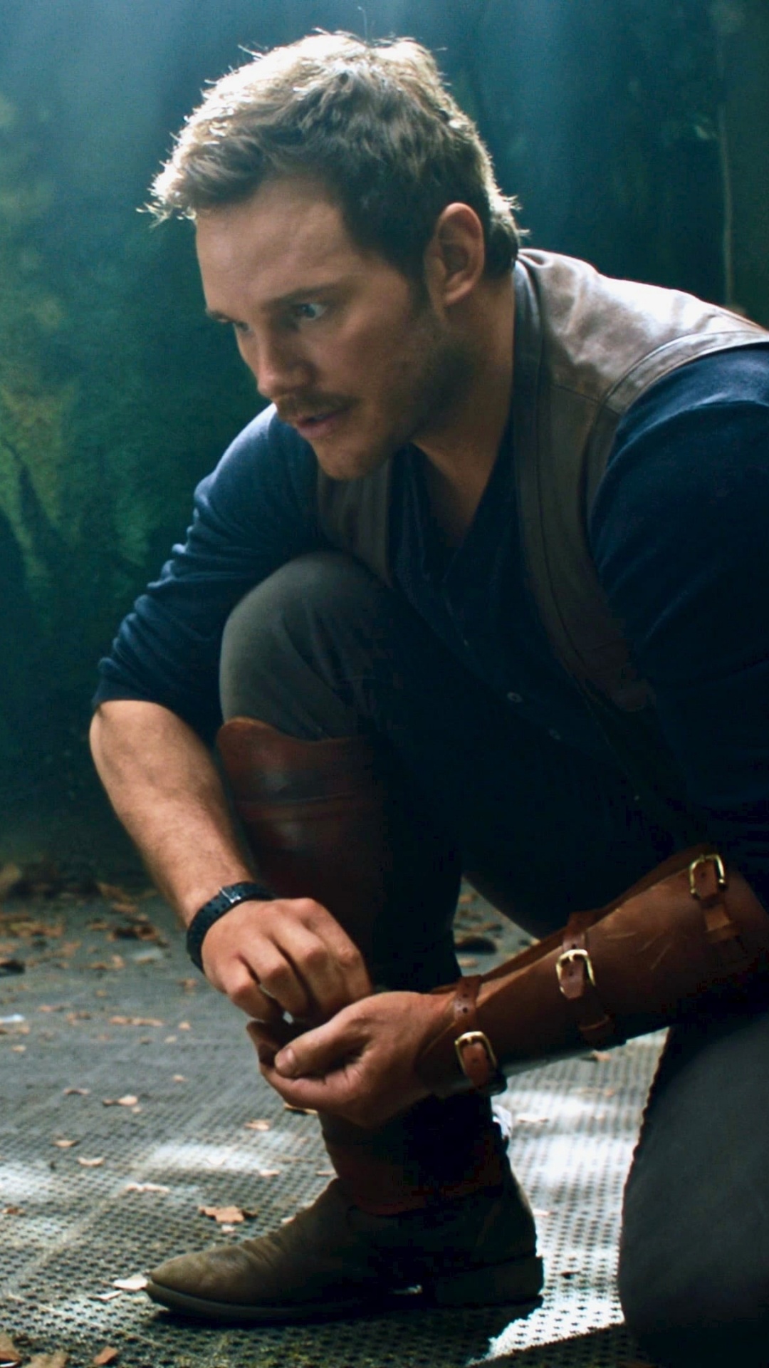 Mann in Schwarzem Poloshirt Und Brauner Hose Sitzt Auf Braunem Holzsitz. Wallpaper in 1080x1920 Resolution