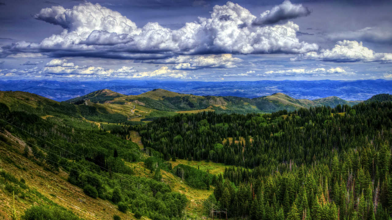 Árboles Verdes en la Montaña Bajo Nubes Blancas Durante el Día. Wallpaper in 1280x720 Resolution
