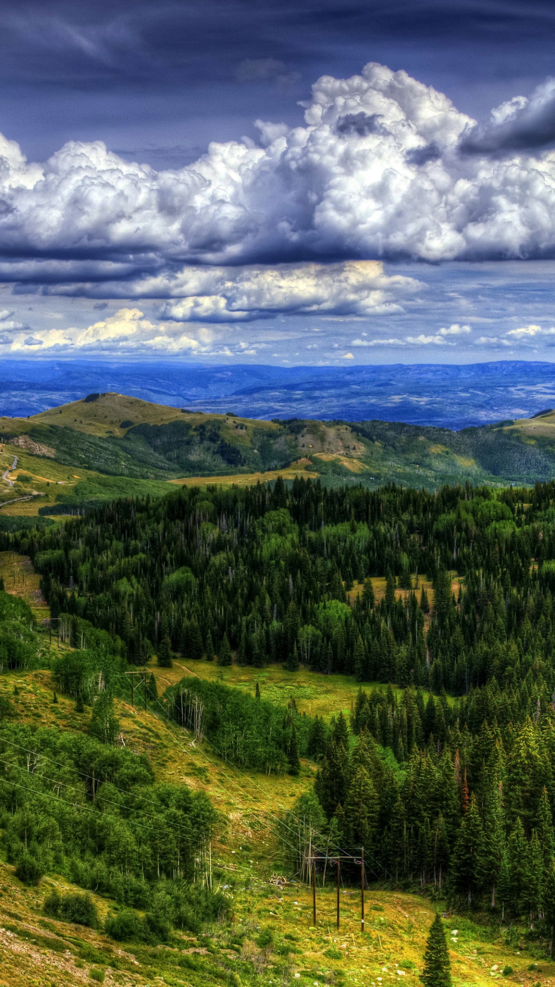 Grüne Bäume am Berg Unter Weißen Wolken Tagsüber. Wallpaper in 1080x1920 Resolution