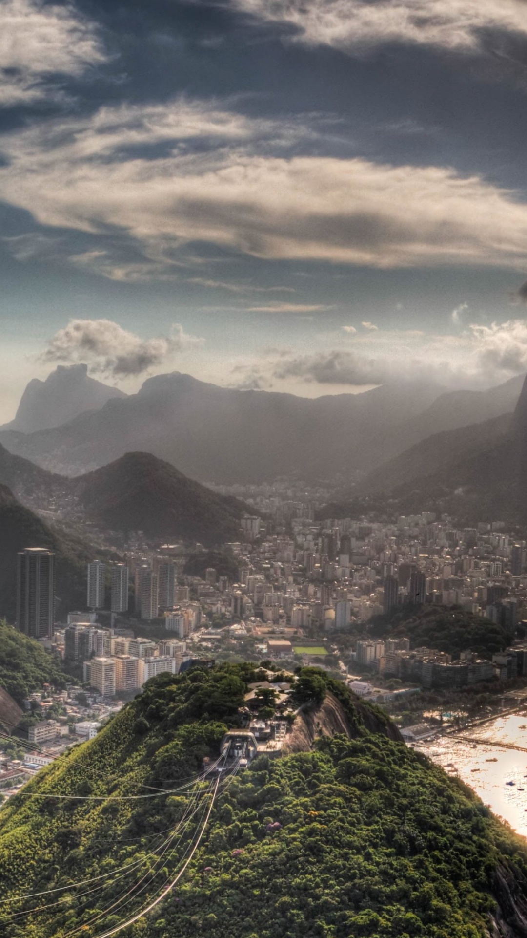 Campo de Hierba Verde Cerca de la Montaña Bajo Nubes Blancas Durante el Día. Wallpaper in 1080x1920 Resolution