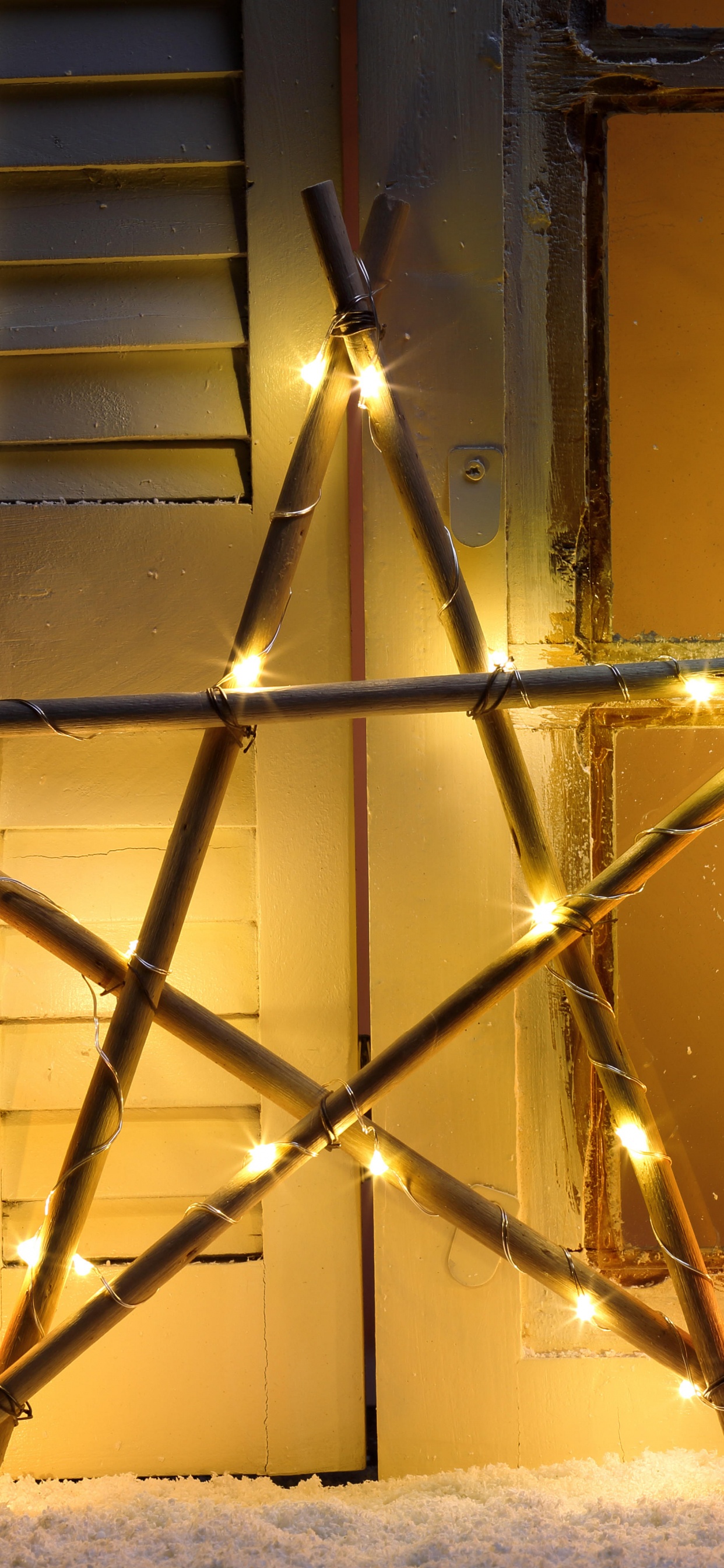 Weihnachten, Weihnachtsdekoration, Abend, Gelb, Nacht. Wallpaper in 1242x2688 Resolution