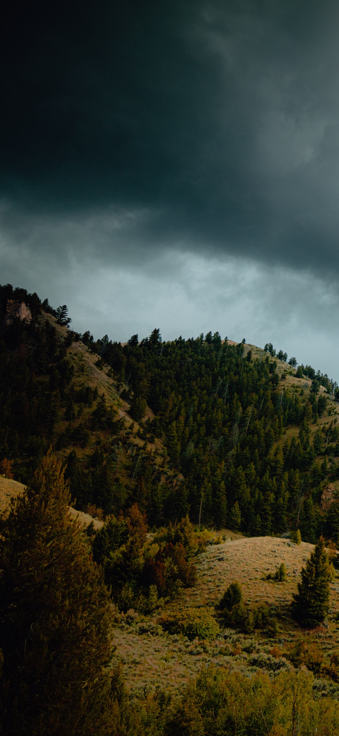 Bergigen Landschaftsformen, Gr, Hill, Himmel, Cloud. Wallpaper in 1125x2436 Resolution