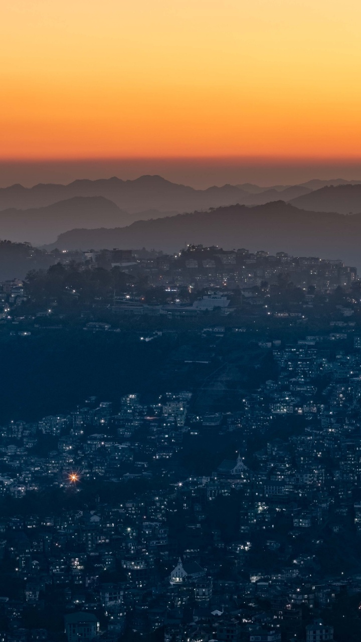 Vue Aérienne de la Ville Pendant la Nuit. Wallpaper in 720x1280 Resolution