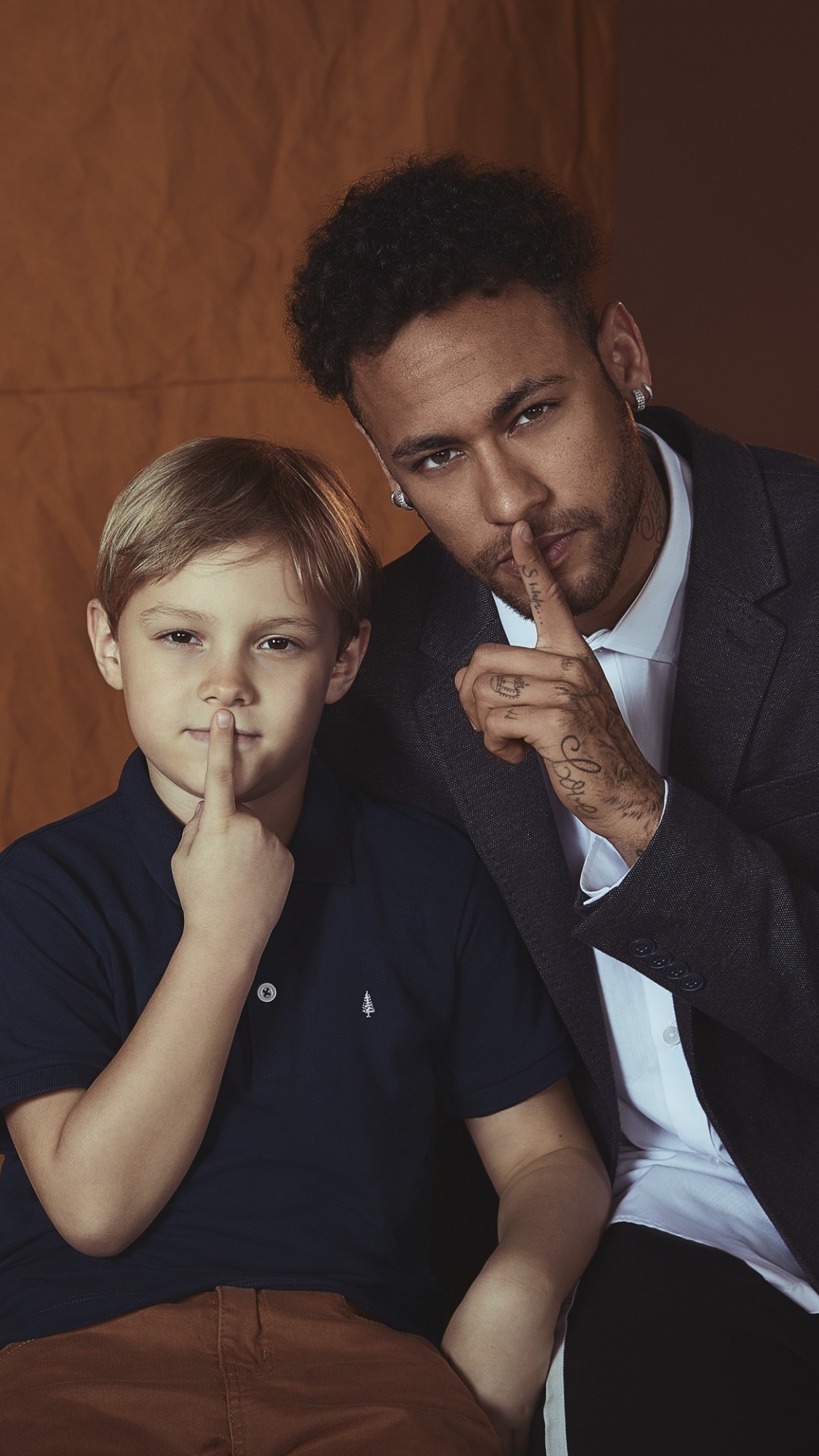 Mann im Schwarzen T-Shirt Mit Rundhalsausschnitt Sitzt Auf Schwarzem Stuhl. Wallpaper in 1080x1920 Resolution