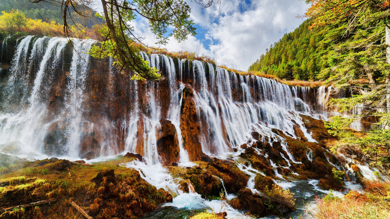 Cascadas Bajo un Cielo Azul y Nubes Blancas Durante el Día. Wallpaper in 1366x768 Resolution