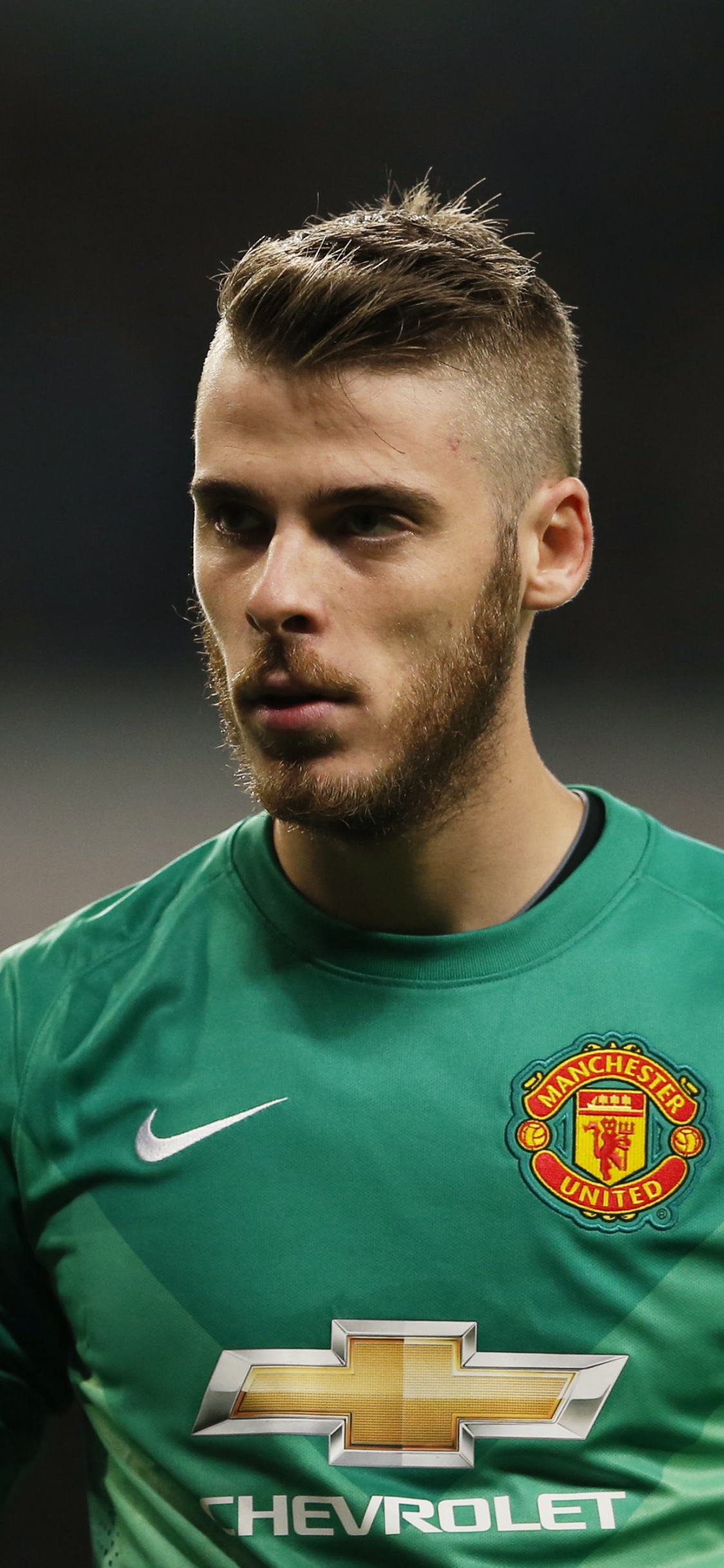 Homme en Maillot de Football Nike Vert. Wallpaper in 1125x2436 Resolution