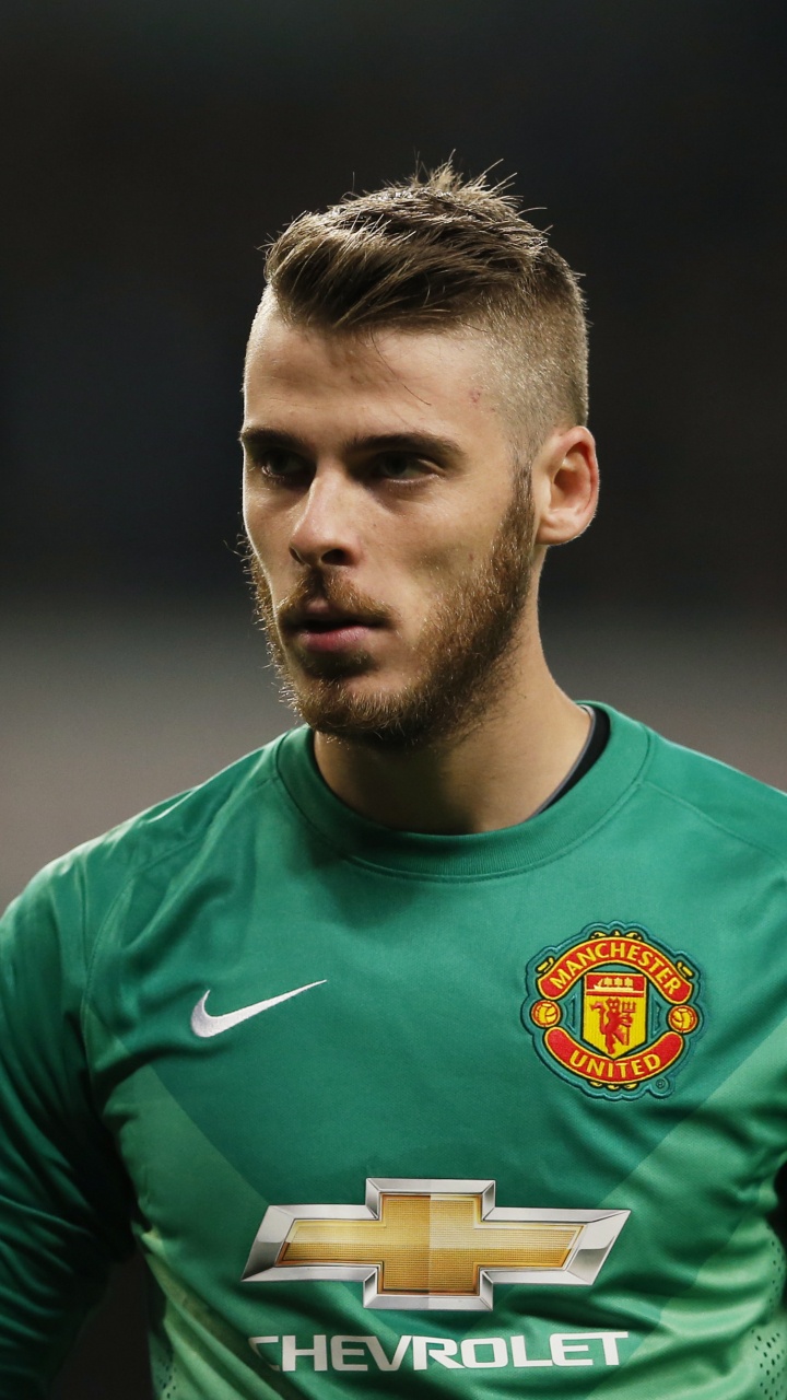 Homme en Maillot de Football Nike Vert. Wallpaper in 720x1280 Resolution