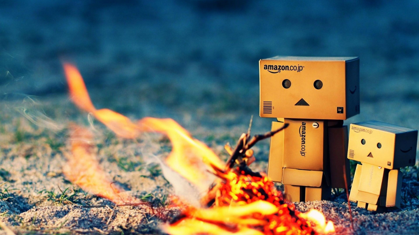 Boîte en Carton Marron en Feu. Wallpaper in 1366x768 Resolution