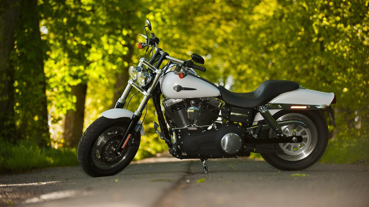Black Cruiser Motorcycle Parked on Gray Concrete Road During Daytime. Wallpaper in 1280x720 Resolution