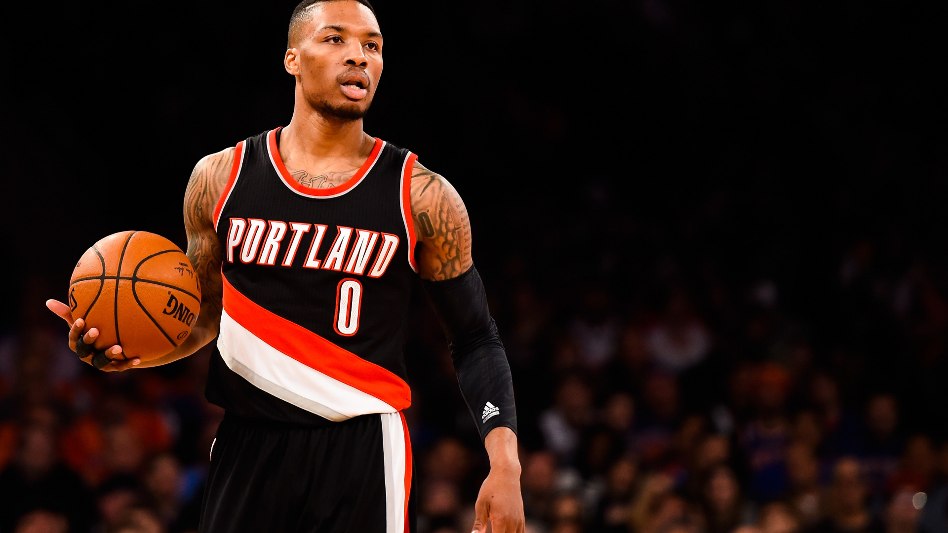 Mann im Schwarz-orangefarbenen Nike-Jersey-Shirt. Wallpaper in 1920x1080 Resolution