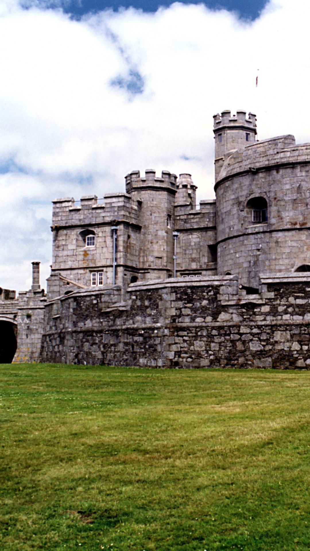 Edificio de Hormigón Gris Bajo Nubes Blancas Durante el Día. Wallpaper in 1080x1920 Resolution