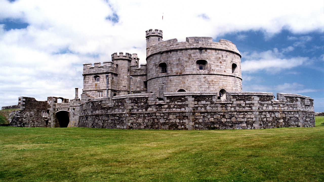 Gray Concrete Building Under White Clouds During Daytime. Wallpaper in 1280x720 Resolution