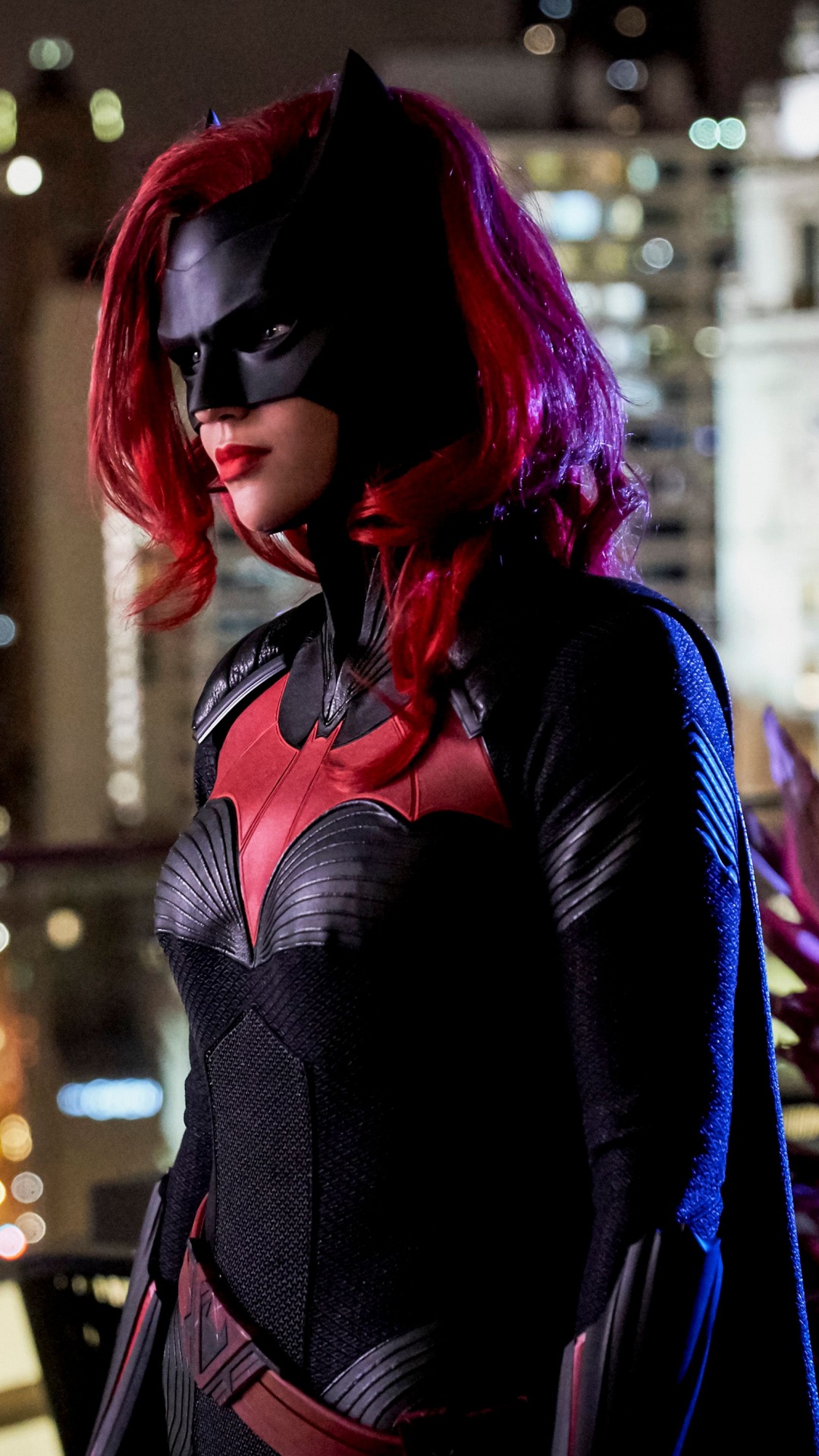 Frau im Schwarzen Langarmkleid Mit Roter Maske. Wallpaper in 1080x1920 Resolution