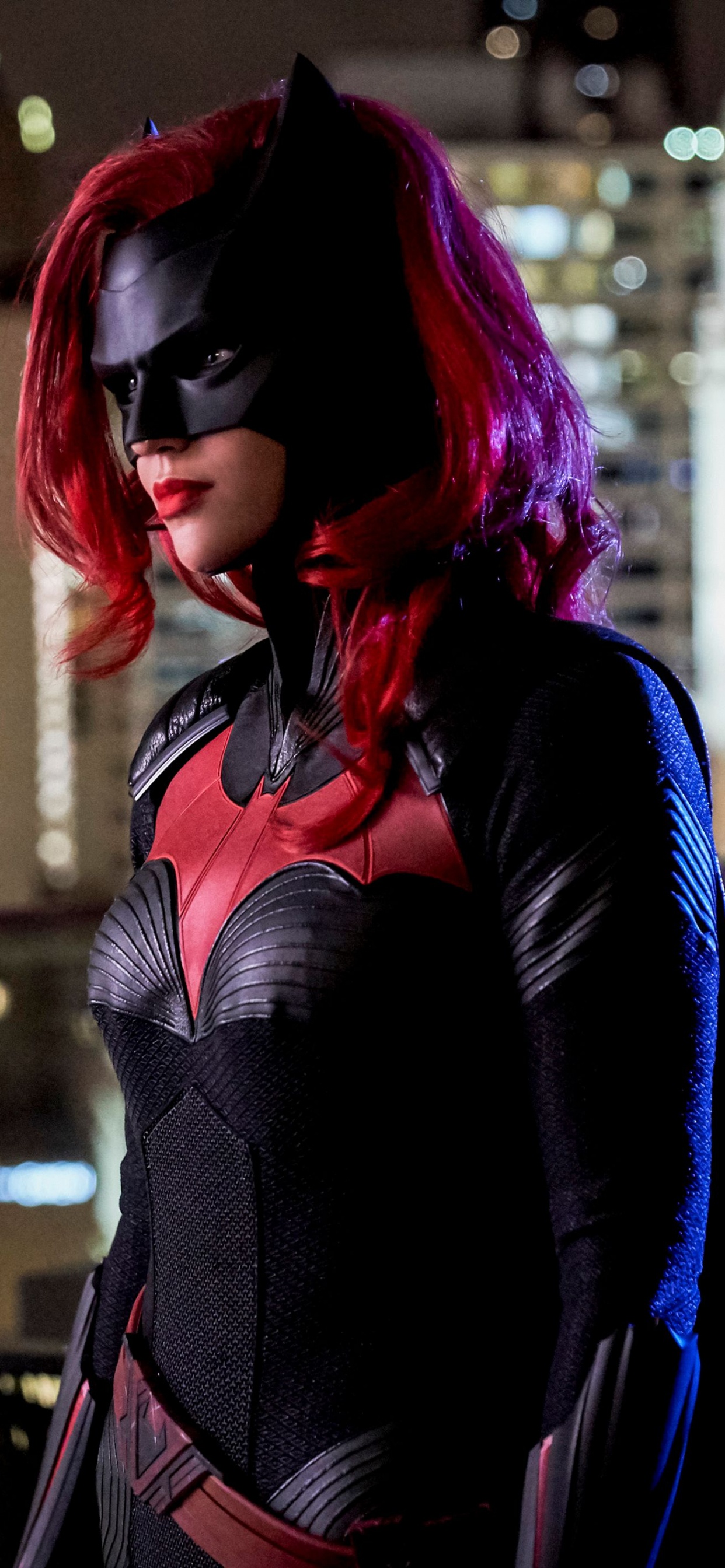 Femme en Robe Noire à Manches Longues Portant un Masque Rouge. Wallpaper in 1242x2688 Resolution