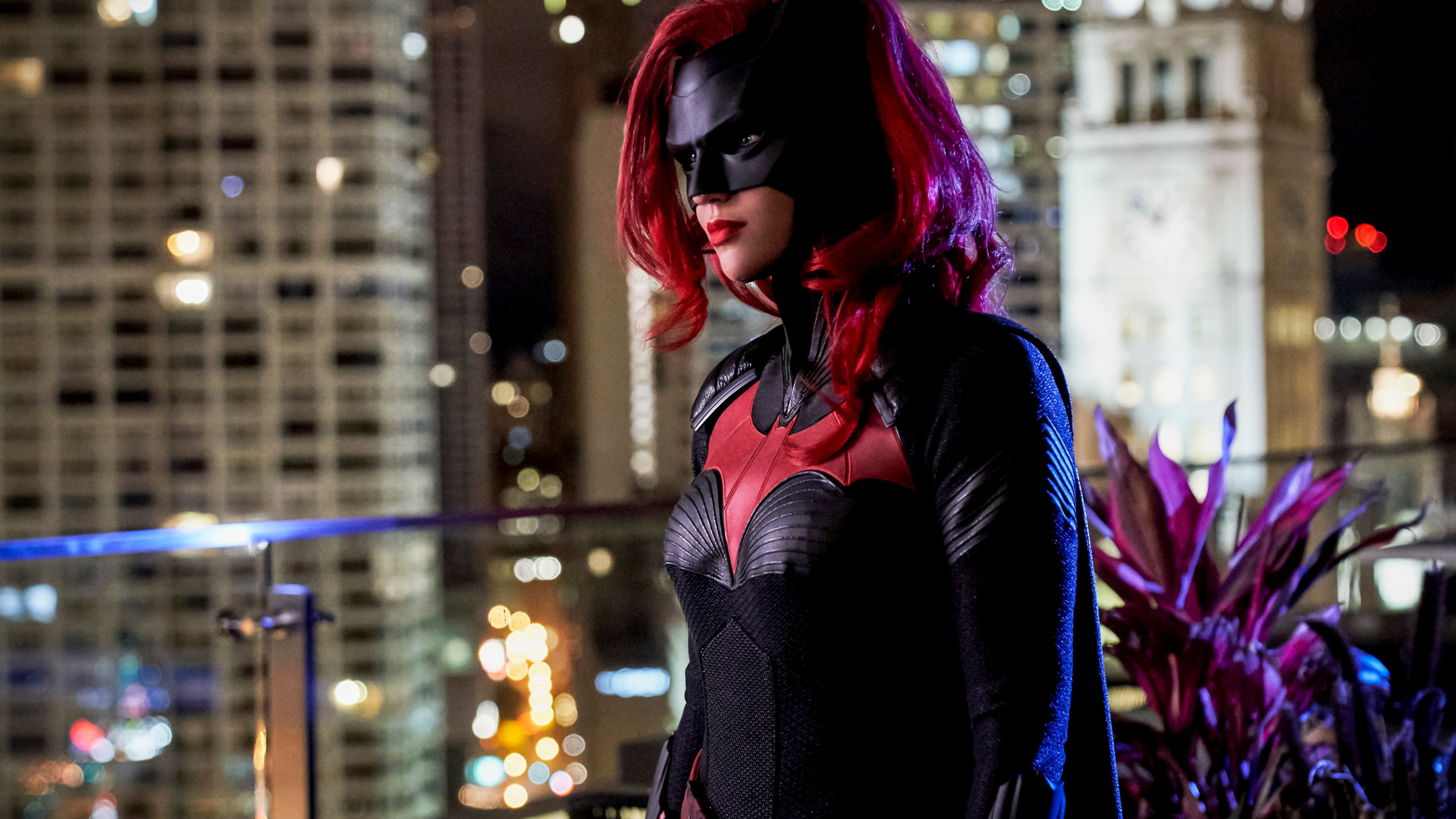 Femme en Robe Noire à Manches Longues Portant un Masque Rouge. Wallpaper in 2560x1440 Resolution