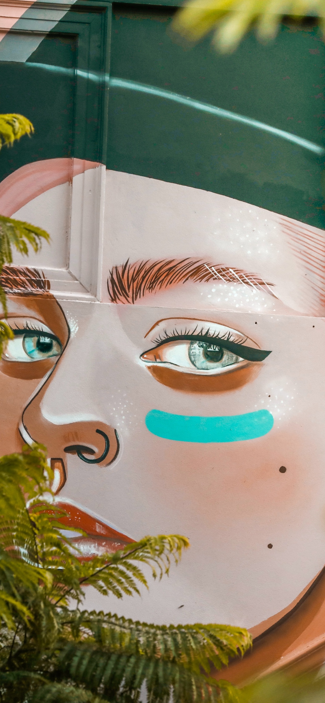 Mujer Con Ojos Verdes Pintando. Wallpaper in 1242x2688 Resolution