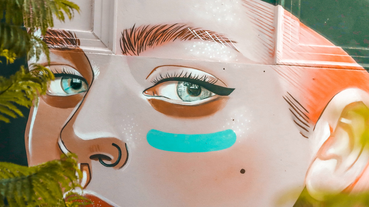 Mujer Con Ojos Verdes Pintando. Wallpaper in 1280x720 Resolution