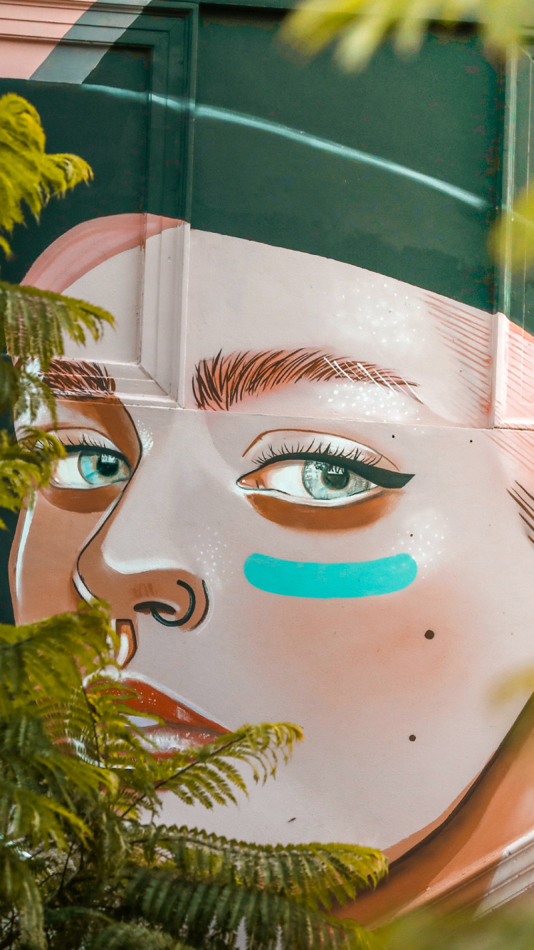 Mujer Con Ojos Verdes Pintando. Wallpaper in 750x1334 Resolution