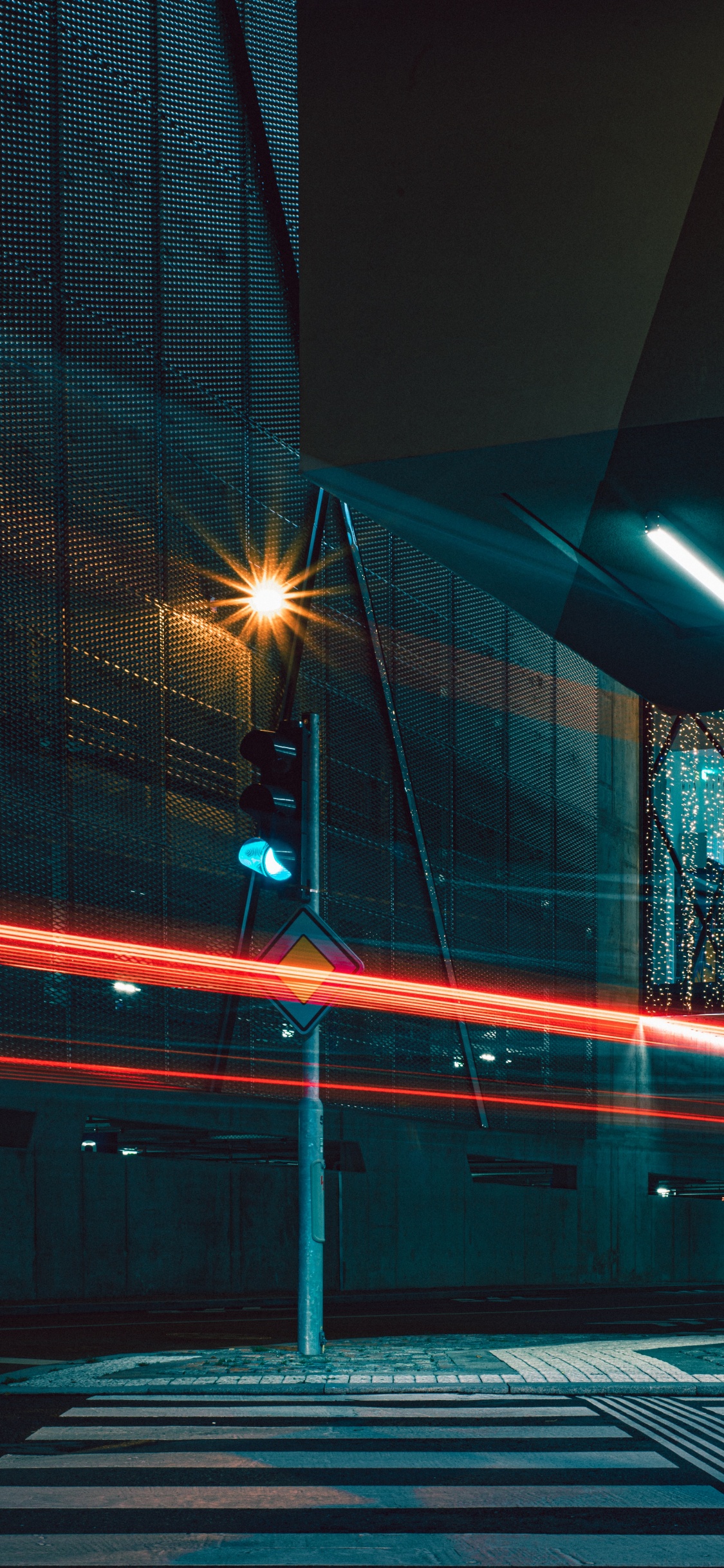 Zeitrafferaufnahmen Von Autos Auf Der Straße Während Der Nachtzeit. Wallpaper in 1125x2436 Resolution