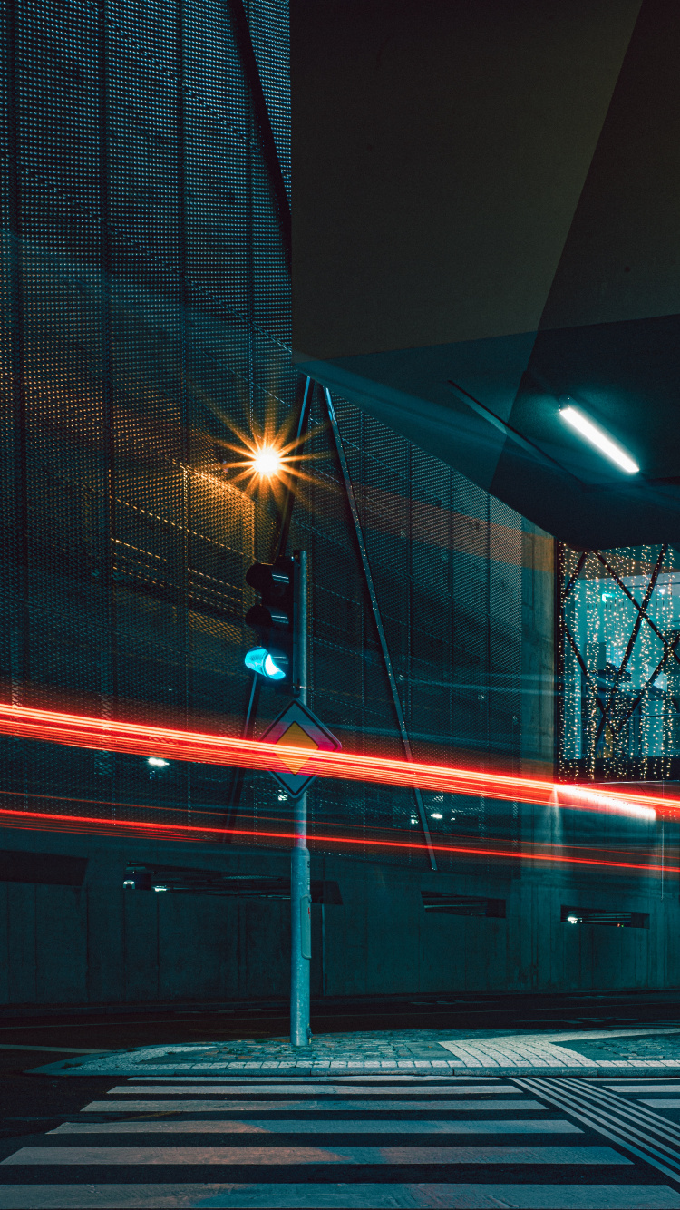 Zeitrafferaufnahmen Von Autos Auf Der Straße Während Der Nachtzeit. Wallpaper in 750x1334 Resolution