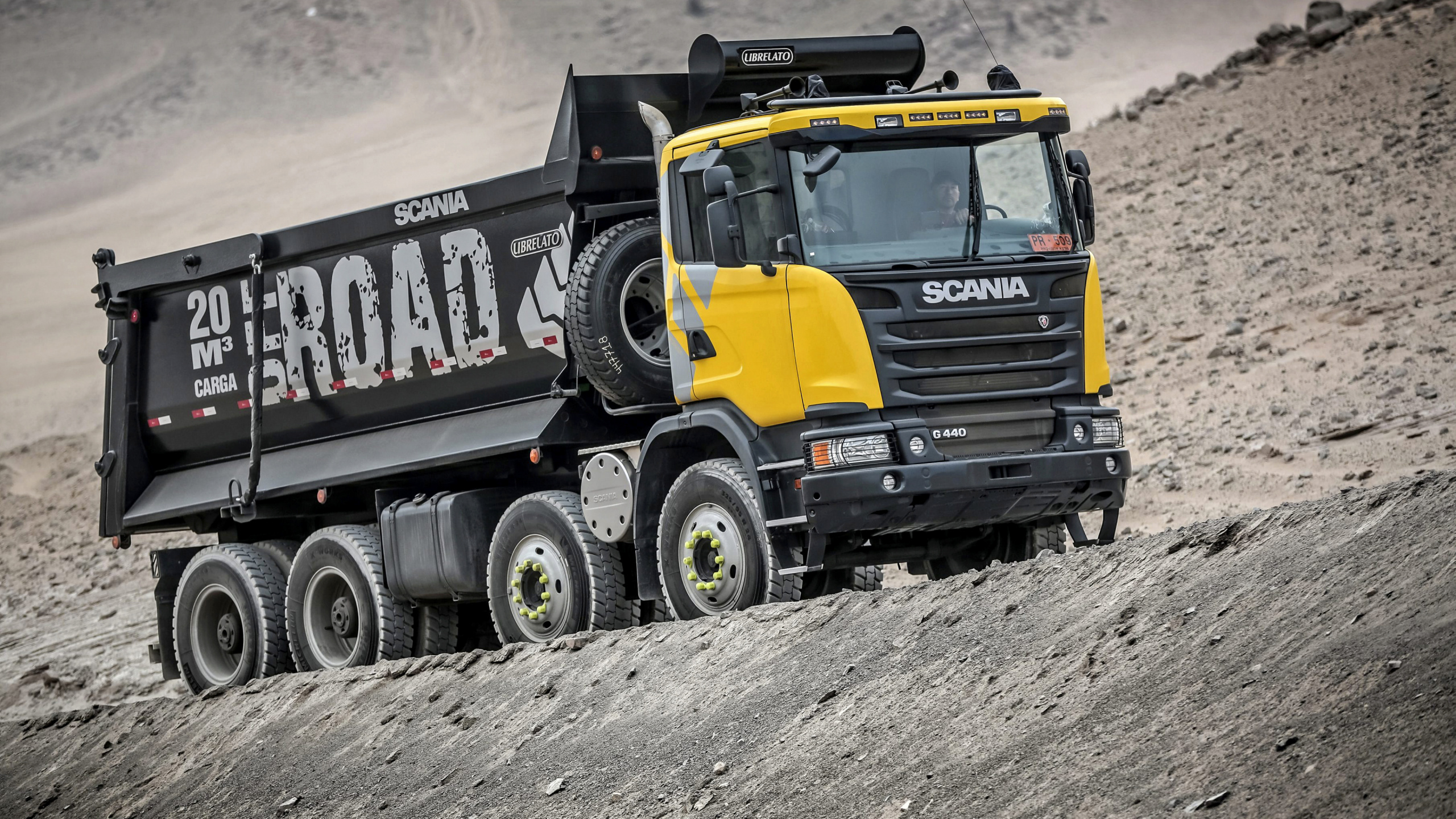 Camion Noir et Jaune Sur Sable Gris Pendant la Journée. Wallpaper in 2560x1440 Resolution