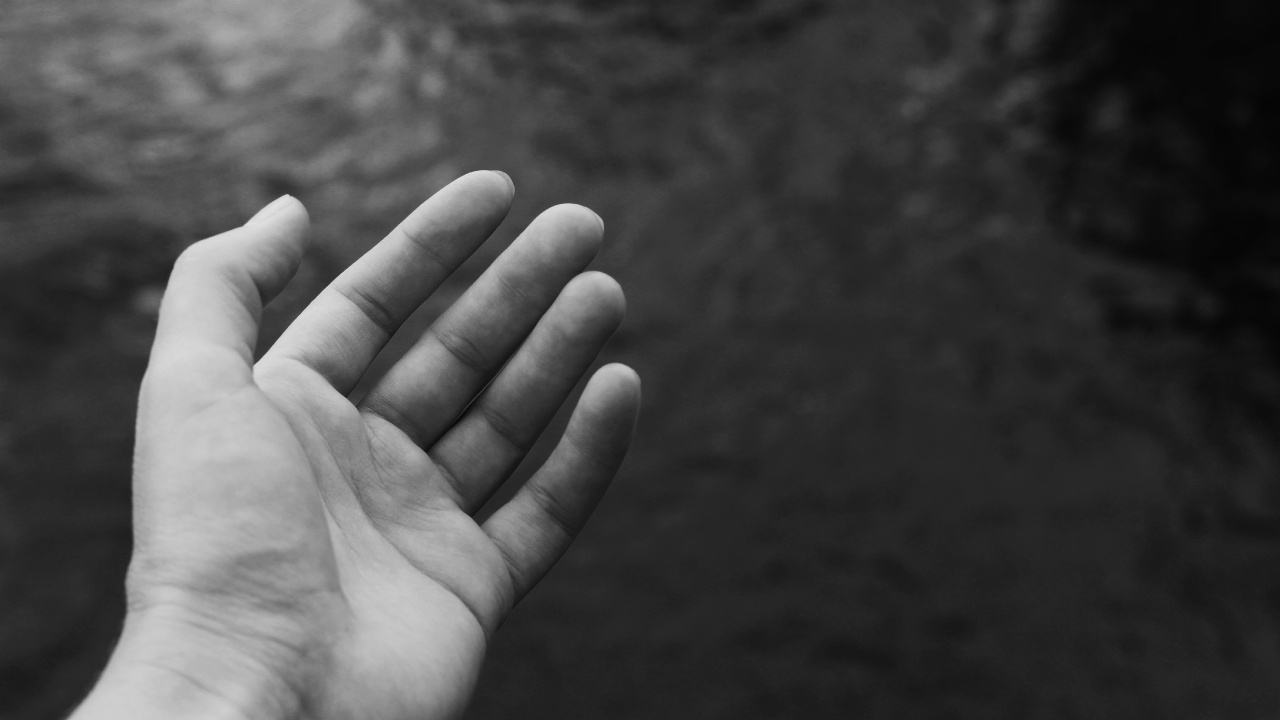 Foto en Escala de Grises de la Mano de Las Personas. Wallpaper in 1280x720 Resolution