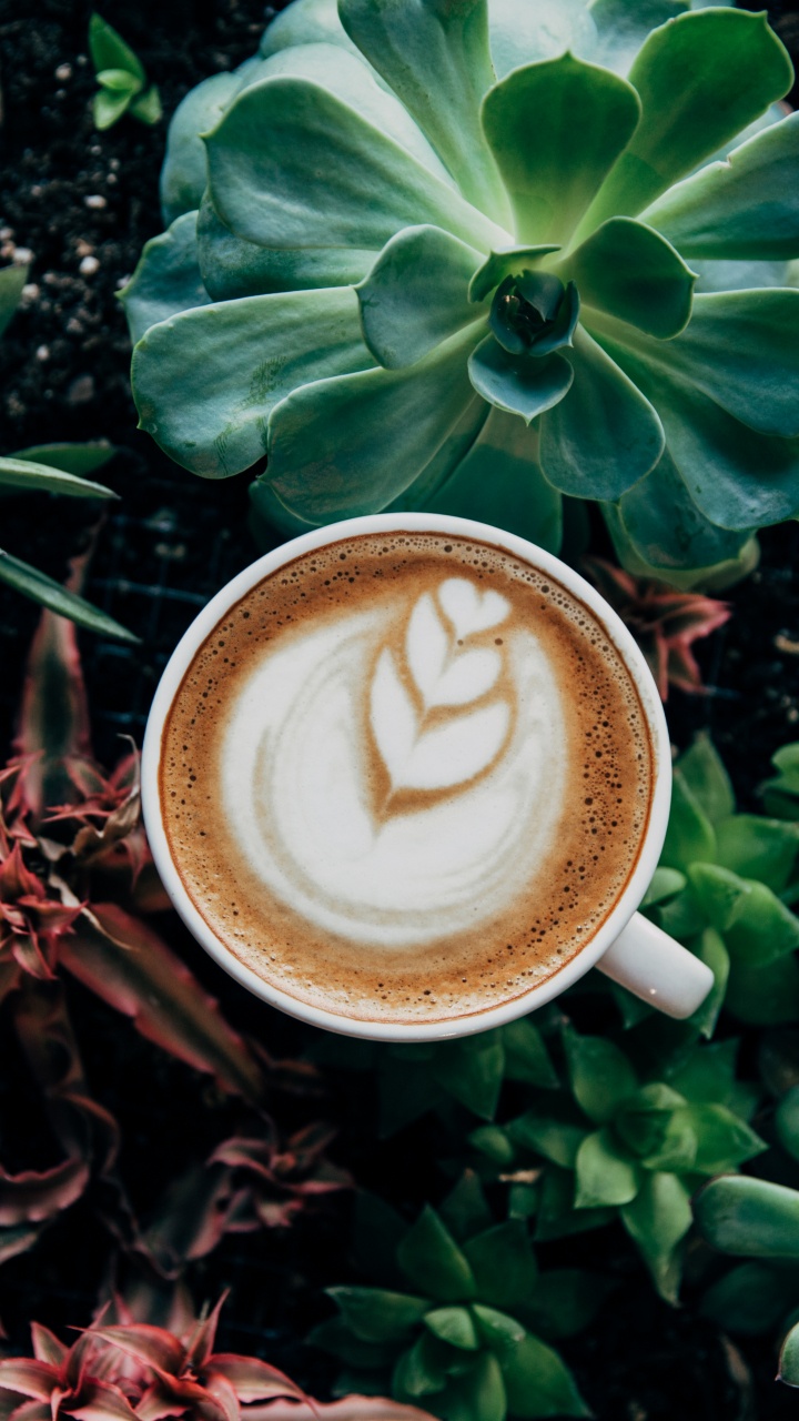 Weiße Keramiktasse Mit Kaffee Auf Braunem Holztisch. Wallpaper in 720x1280 Resolution