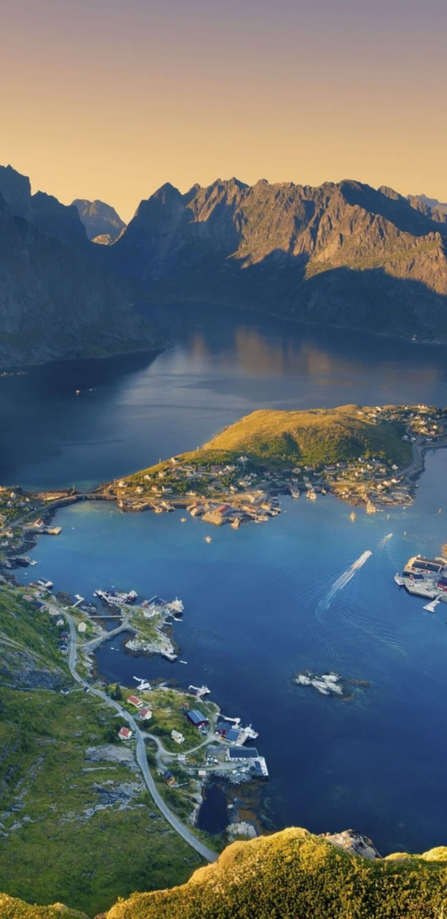 Vista Aérea de Montañas Verdes y Marrones y Cuerpo de Agua Durante el Día.. Wallpaper in 1440x2960 Resolution