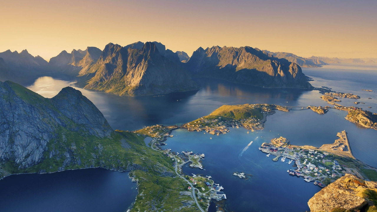 Luftaufnahme Von Grünen Und Braunen Bergen Und Gewässern Tagsüber. Wallpaper in 1280x720 Resolution