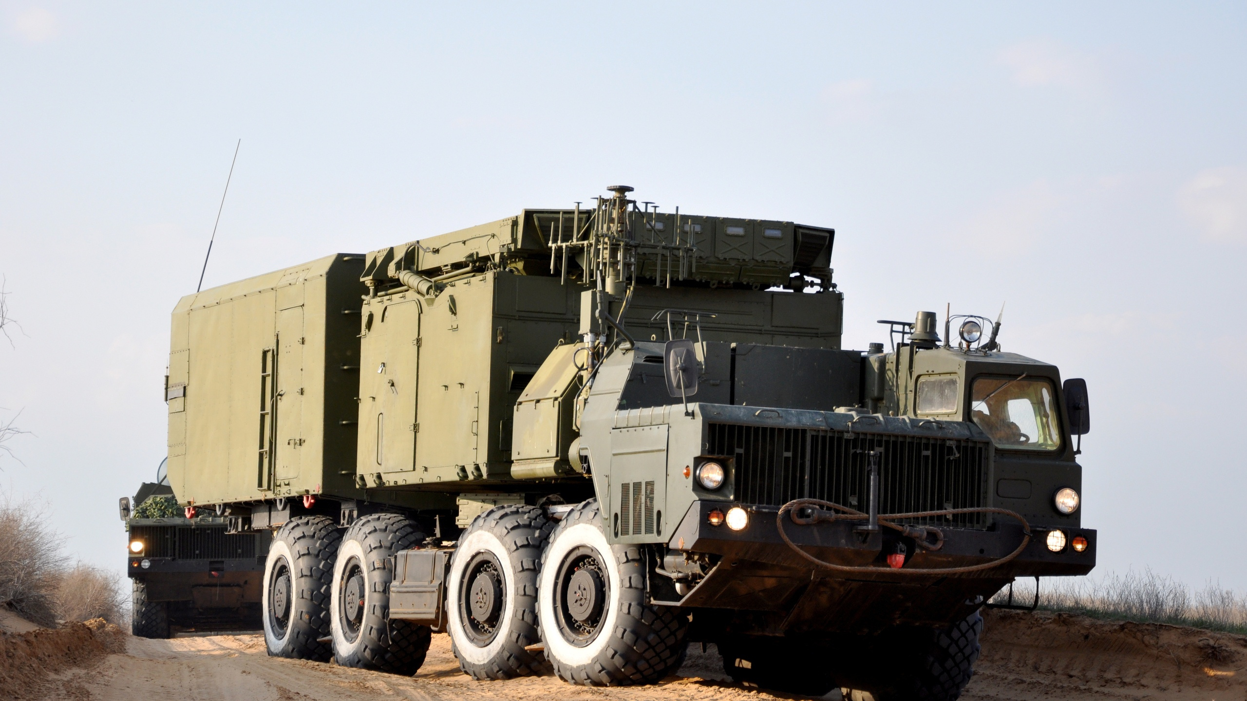 Green Battle Tank on Brown Dirt Field. Wallpaper in 2560x1440 Resolution