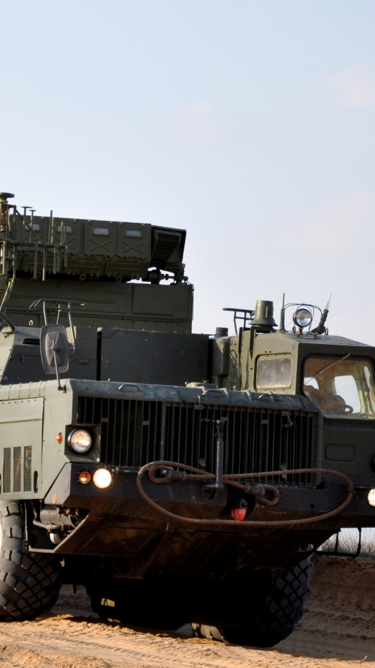 Grüner Kampfpanzer Auf Braunem Feld. Wallpaper in 750x1334 Resolution