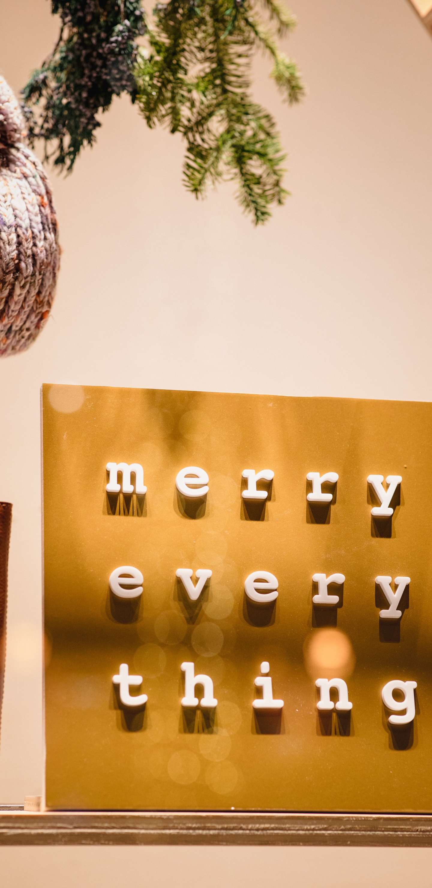 Tablero de Impresión de Números Dorados y Blancos. Wallpaper in 1440x2960 Resolution