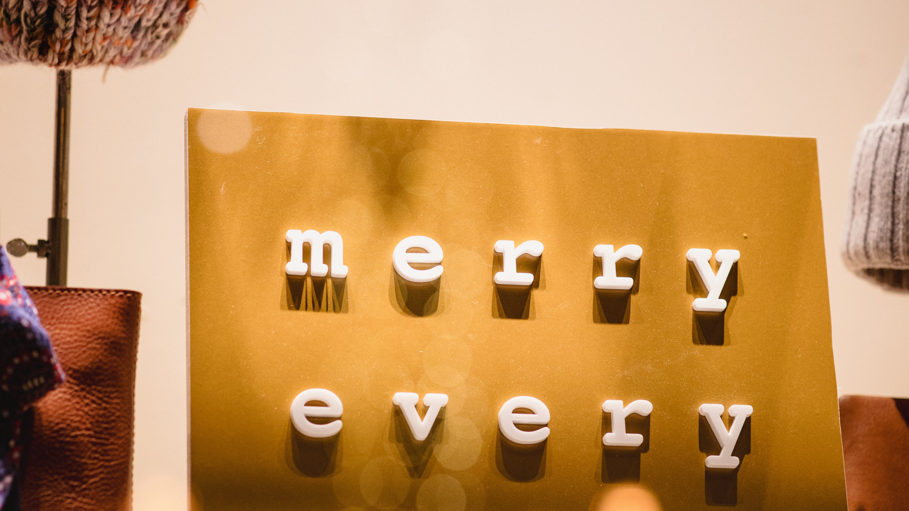 Tablero de Impresión de Números Dorados y Blancos. Wallpaper in 3840x2160 Resolution