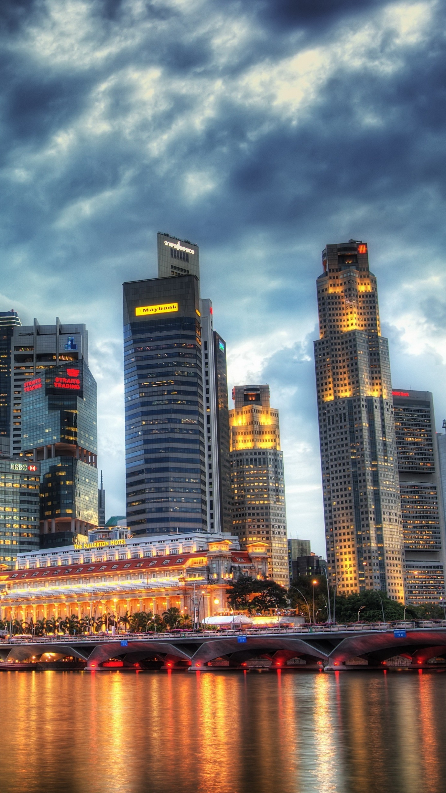 Horizon de la Ville à Travers le Plan D'eau Pendant la Nuit. Wallpaper in 1440x2560 Resolution