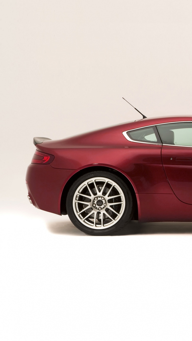 Porsche 911 Rouge Garée Sur Fond Blanc. Wallpaper in 750x1334 Resolution