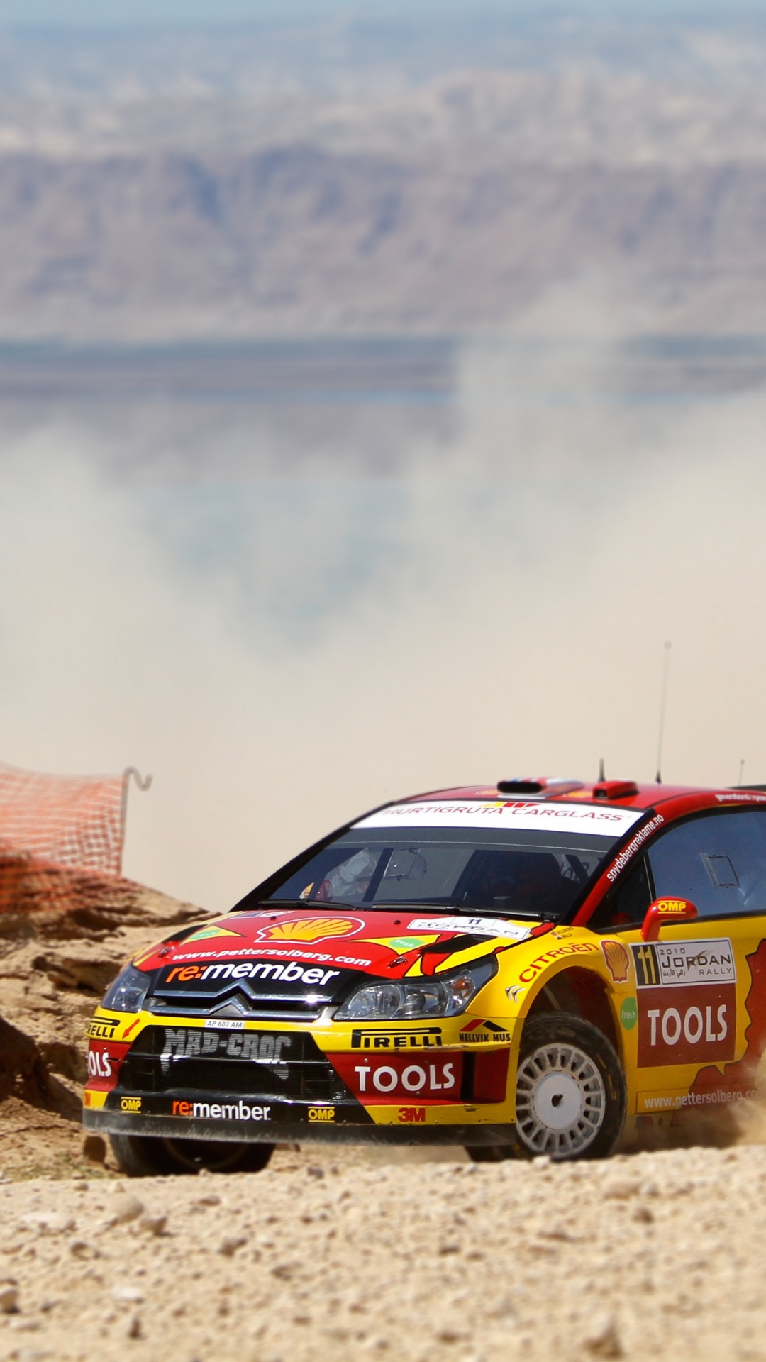 Chevrolet Camaro Rouge et Blanc Sur la Plage Pendant la Journée. Wallpaper in 1080x1920 Resolution