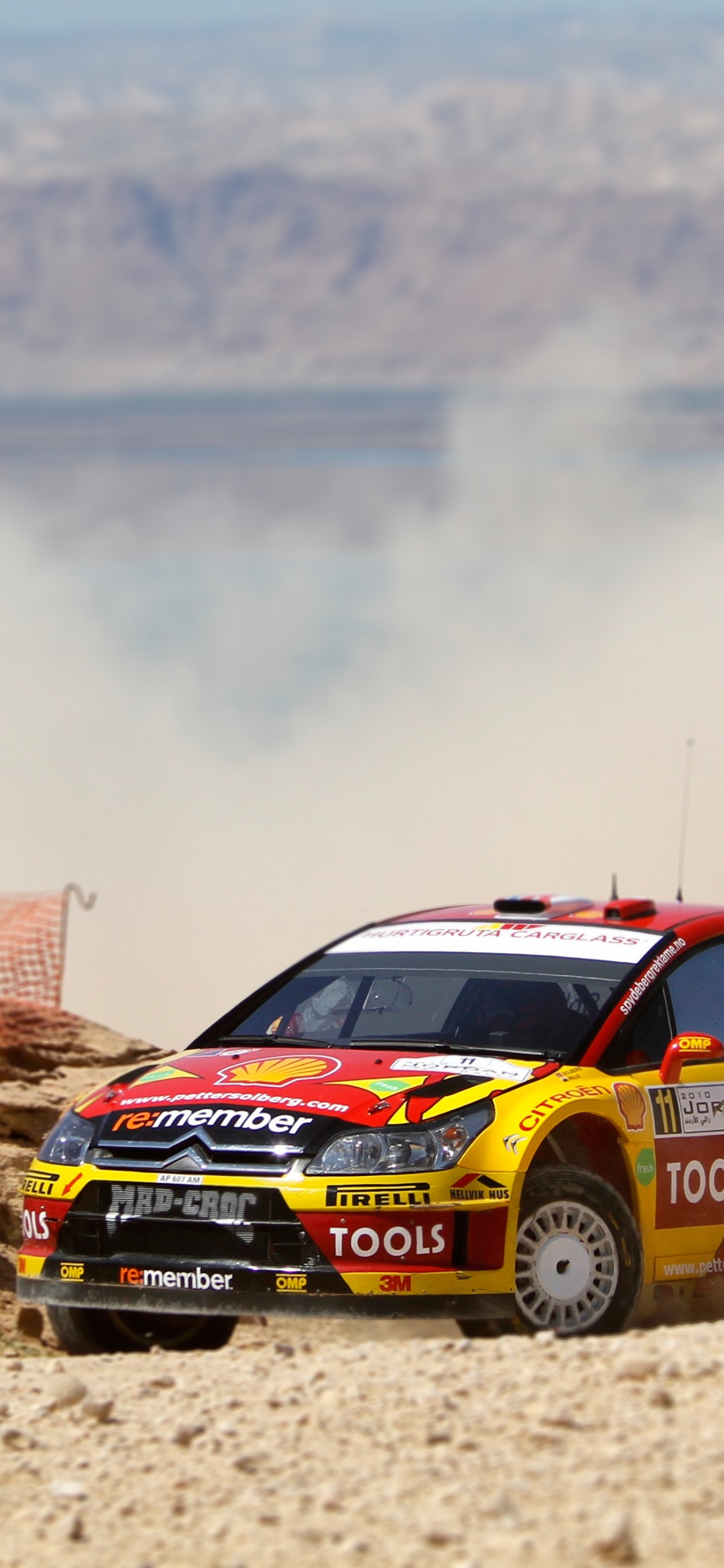 Chevrolet Camaro Rouge et Blanc Sur la Plage Pendant la Journée. Wallpaper in 1125x2436 Resolution