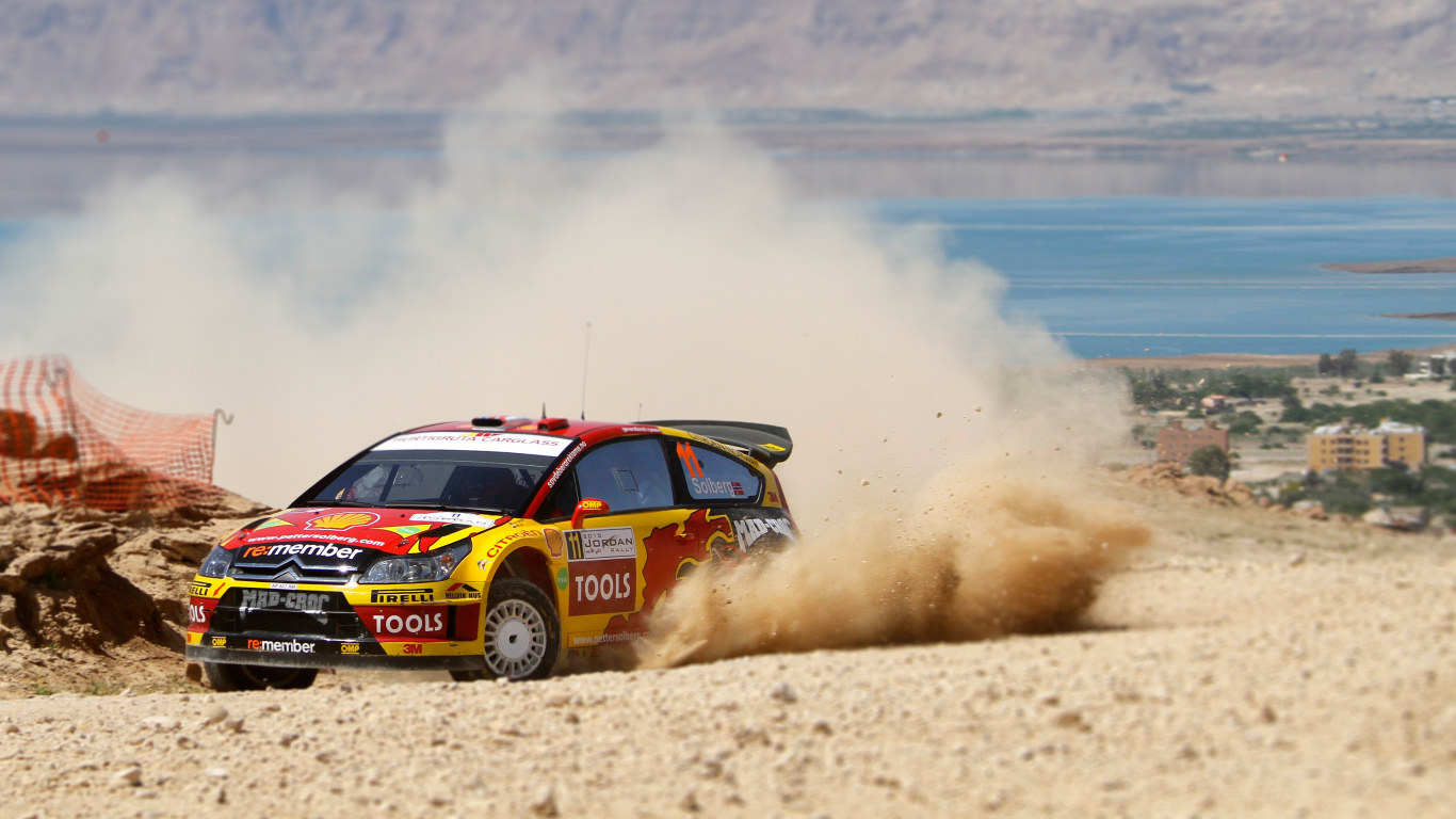 Chevrolet Camaro Rouge et Blanc Sur la Plage Pendant la Journée. Wallpaper in 1366x768 Resolution