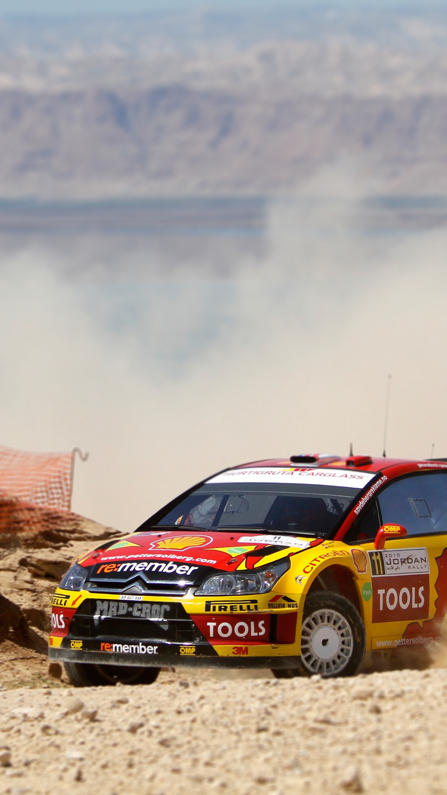 Chevrolet Camaro Rouge et Blanc Sur la Plage Pendant la Journée. Wallpaper in 1440x2560 Resolution