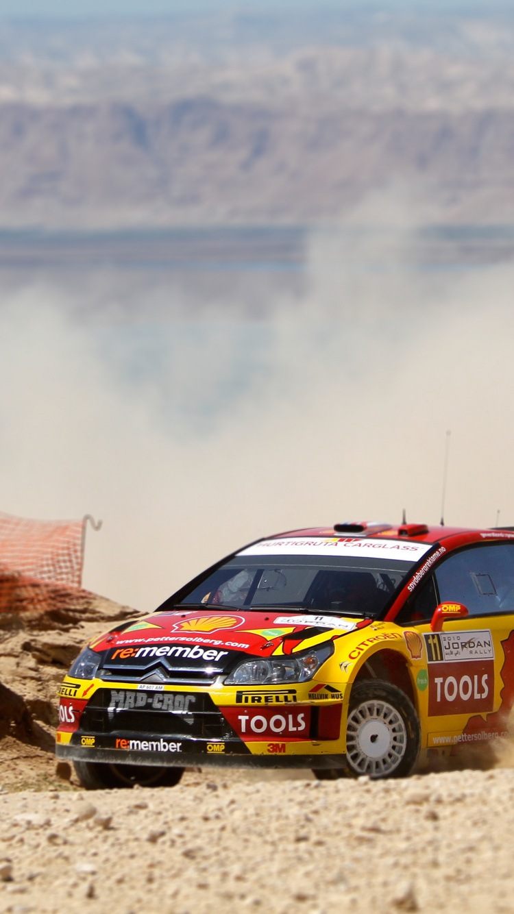 Chevrolet Camaro Rouge et Blanc Sur la Plage Pendant la Journée. Wallpaper in 750x1334 Resolution