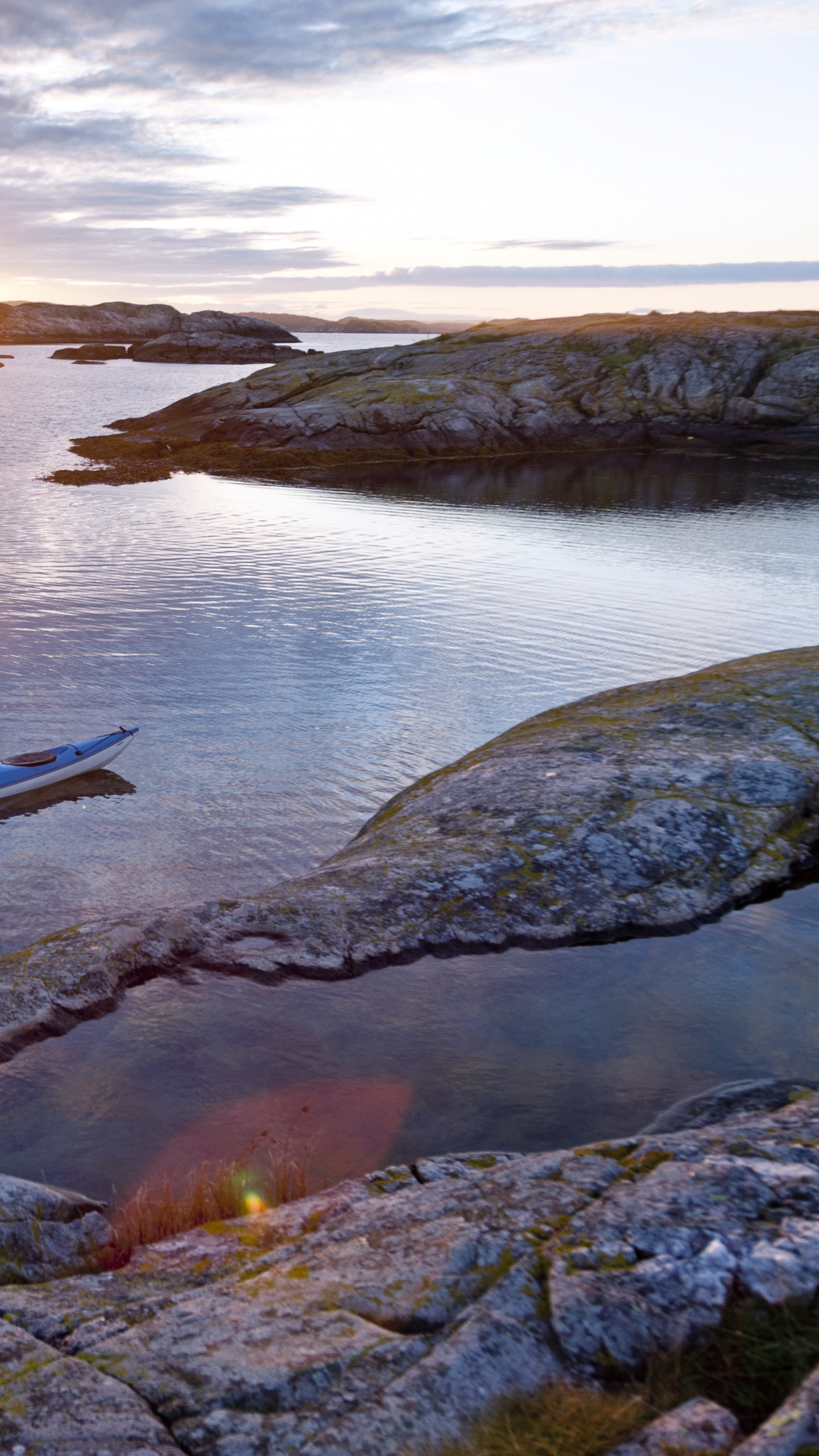 2 Hombres Viajando en Bote Durante la Puesta de Sol. Wallpaper in 1440x2560 Resolution