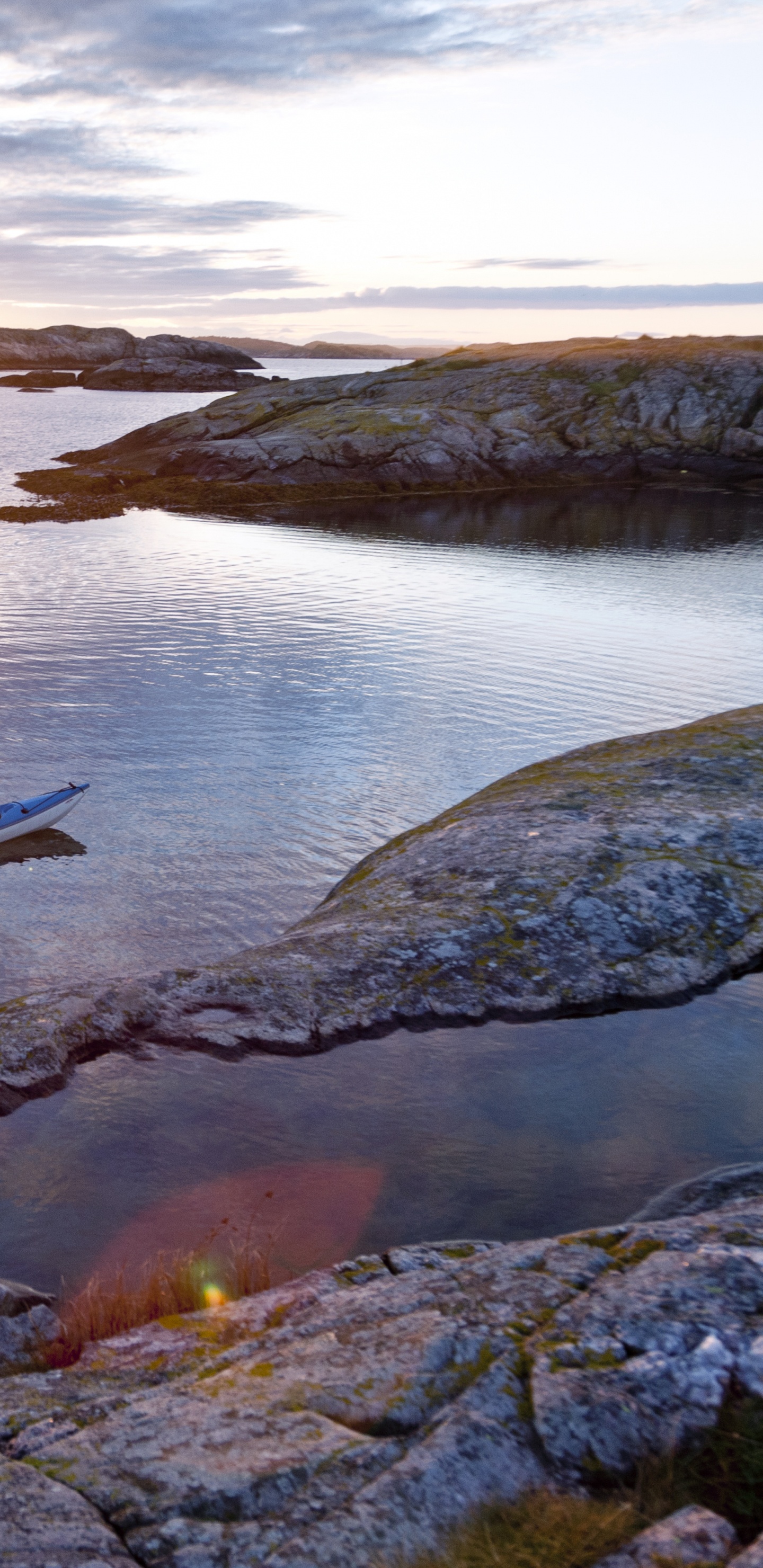 2 Hombres Viajando en Bote Durante la Puesta de Sol. Wallpaper in 1440x2960 Resolution
