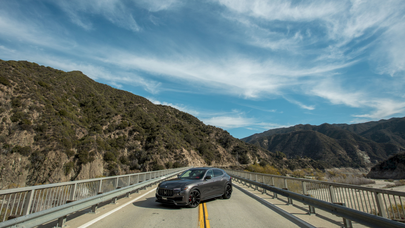Coche Negro en la Carretera Durante el Día. Wallpaper in 1366x768 Resolution