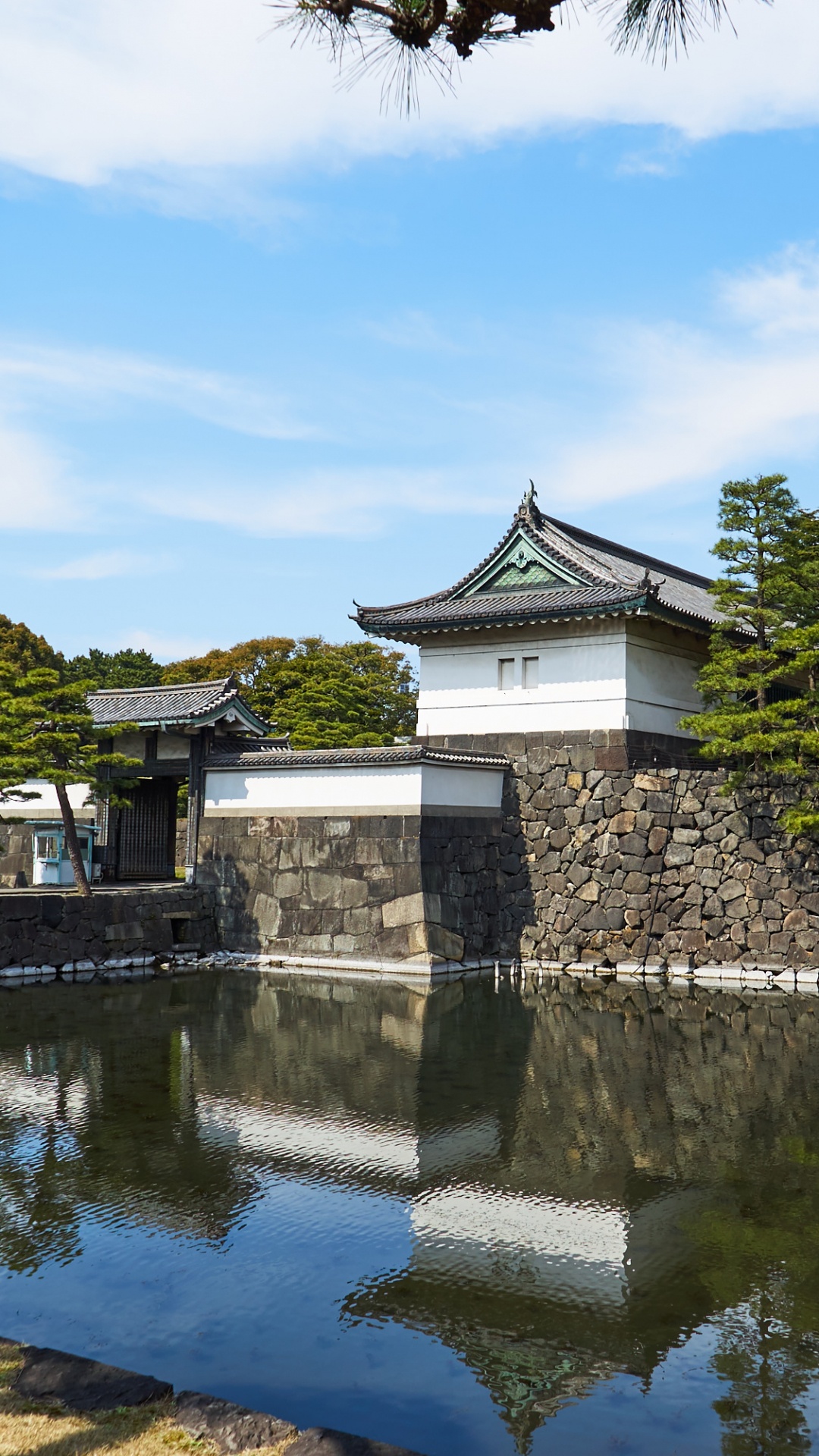 White and Black House Near Body of Water Under Blue Sky During Daytime. Wallpaper in 1080x1920 Resolution