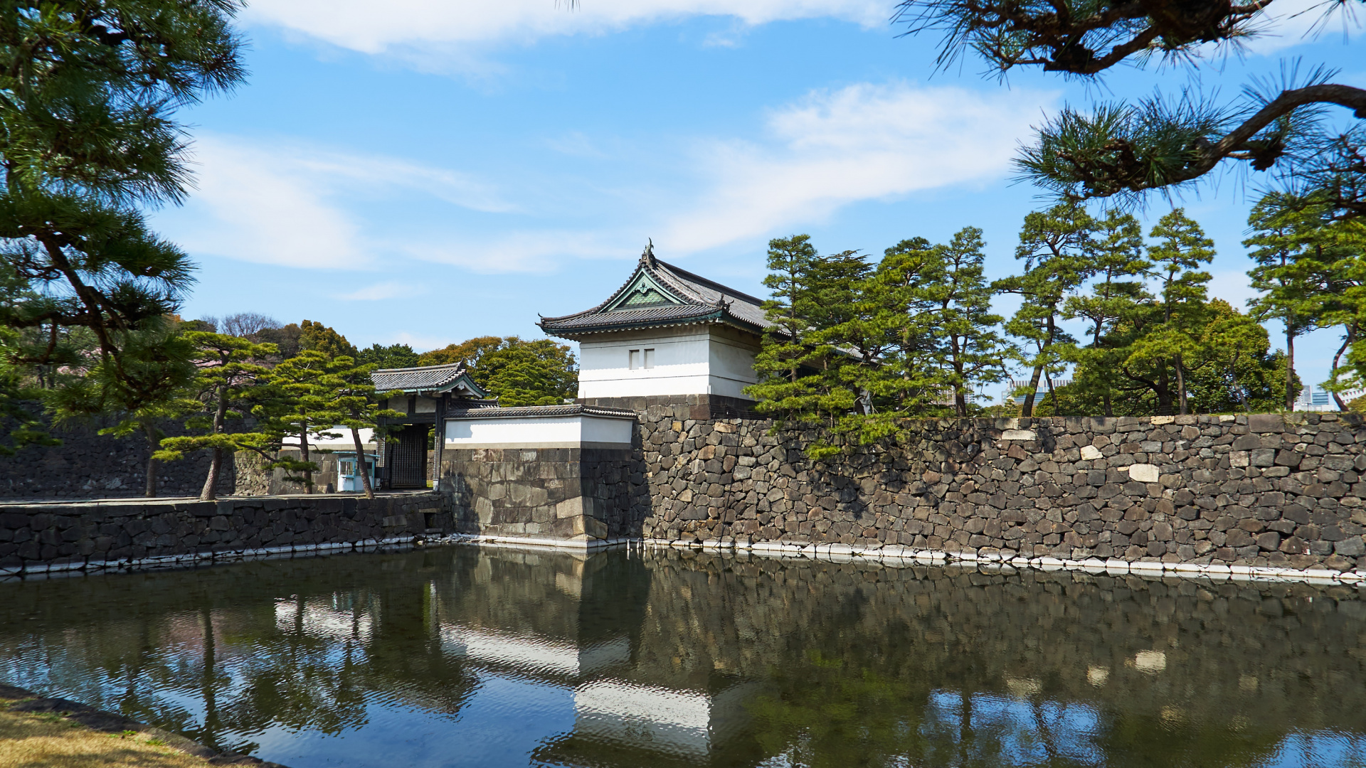 White and Black House Near Body of Water Under Blue Sky During Daytime. Wallpaper in 1920x1080 Resolution